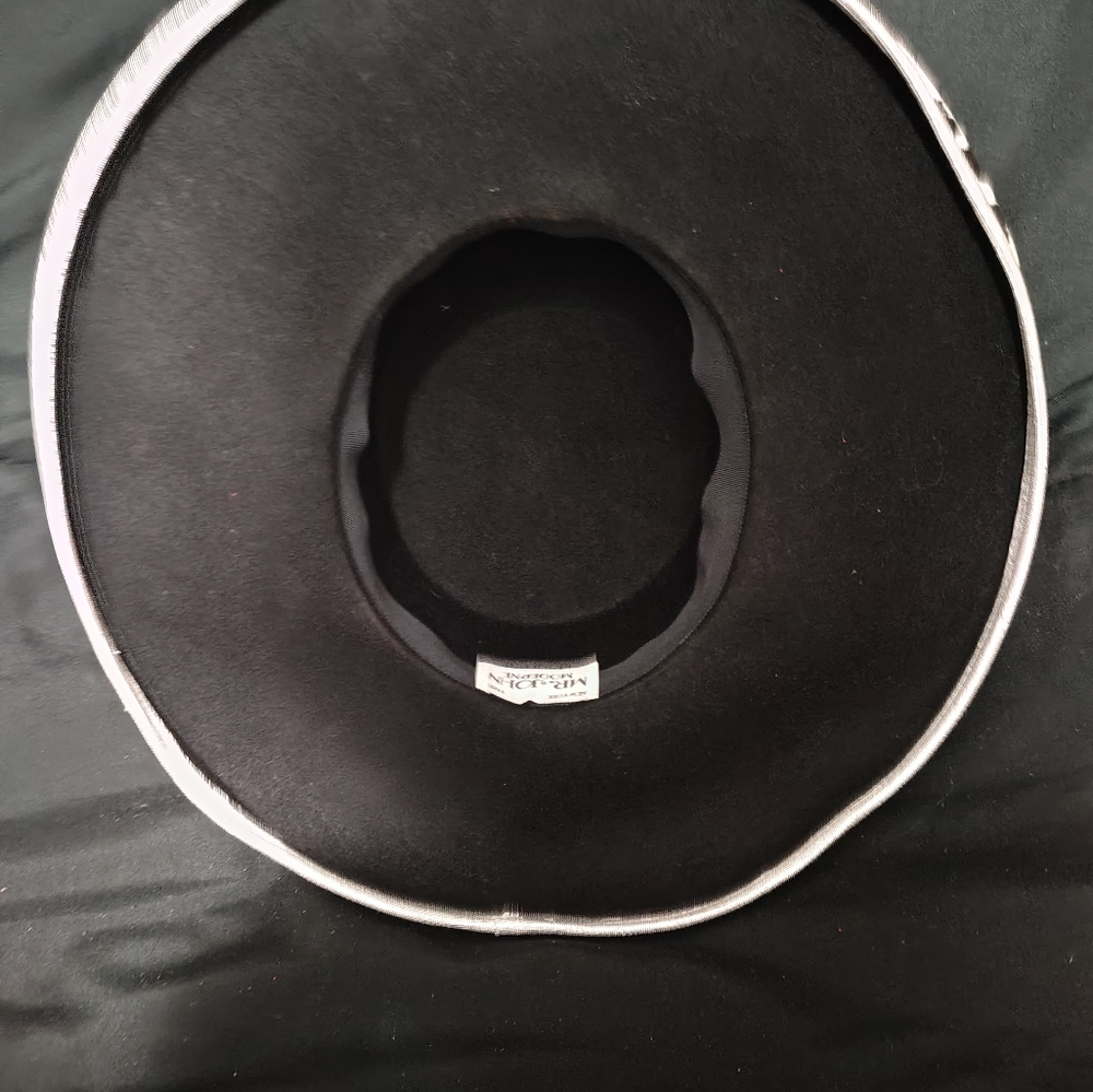 Woman's hat - Picture 4 of 4
